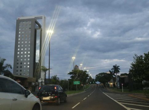 Segunda-feira será de céu parcialmente nublado e máxima de 33°C em MS