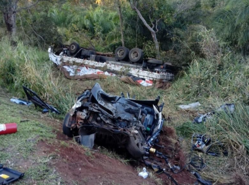 Veículos caem em ribanceira após colisão e mulher morre na BR-163