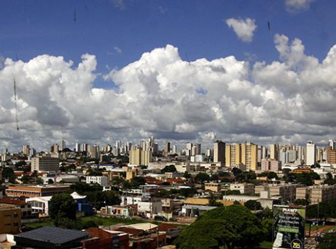 Tempo parcialmente nublado e máxima de 34°C