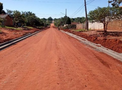 Travessas Ponta Porã e Corumbá e parte da Rua Princesa Isabel e Rua Ademar Antônio da Silva já receberam meio-fio na Vila Nova