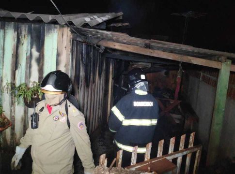 Homem acorda com a casa em chamas, não consegue sair e morre na cozinha