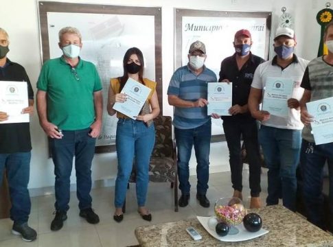 Prefeito Ricardo assina e entrega escrituras públicas para mais cinco empresários de Itaquiraí