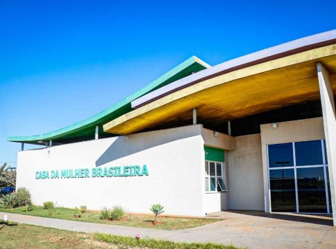 Menina pula muro e pede socorro à mãe agredida por padrasto