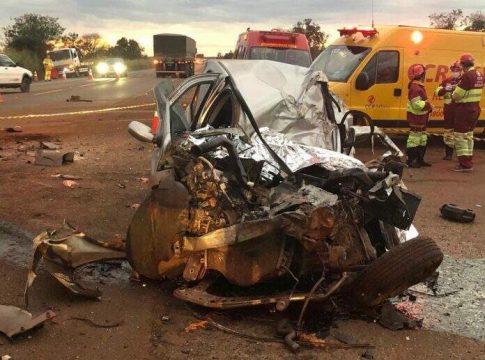 Dois morrem depois de veículo bater em caminhão carregado de cana