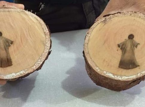 Imagem de “Jesus” aparece no meio de tronco em cidade do interior