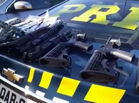 Motorista é preso com fuzis e pistolas escondidos em compartimento oculto em Jeep
