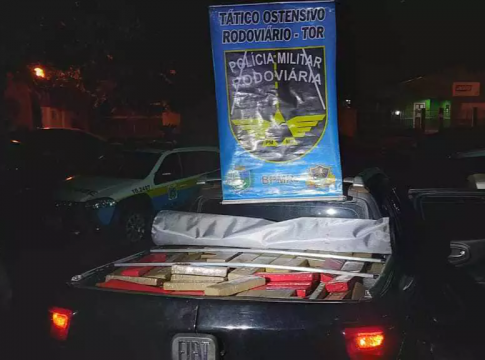 Traficante tenta atropelar PMs, que atiram em pneus e prendem autor