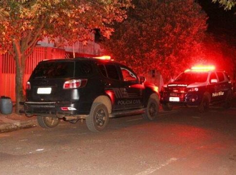 Criminoso bate na porta, atinge dois irmãos a tiros e foge