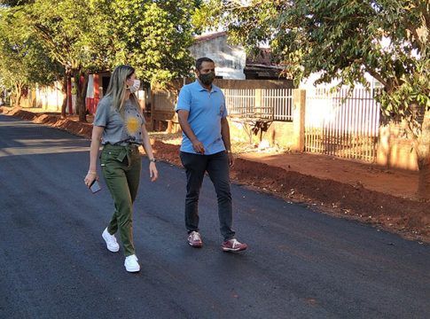 Prefeito Léo e vice Fabiana vistoriam asfalto no Manoel Farias da Silva