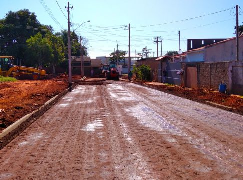 Prefeito e vice vistoriam obras de asfalto e estrada em Mundo Novo