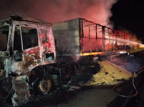 Carreta carregada com soja fica destruída após pegar fogo na MS-134