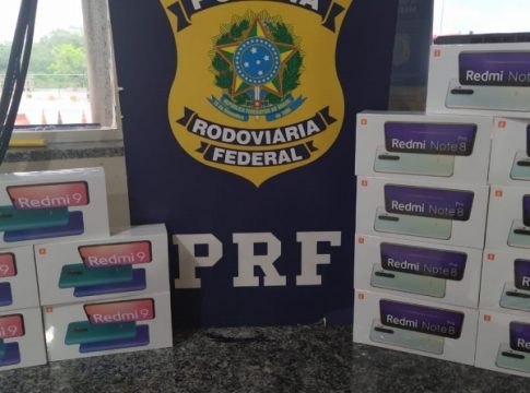 PRF apreende 14 celulares escondidos junto ao corpo de quatro pessoas em Guaíra