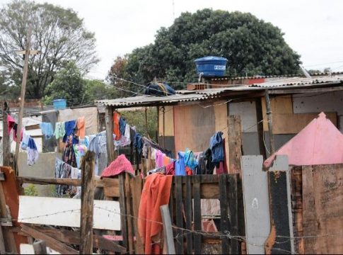 Com sensação térmica de 4ºC, famílias em comunidades carentes se esquentam como podem