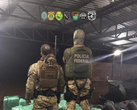 Homem é preso com lancha carregada de cigarros em Guaíra