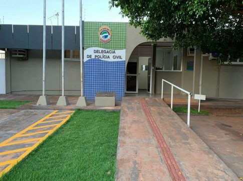 Mulher é denunciada por maus-tratos após dar socos e bater em filho com faca