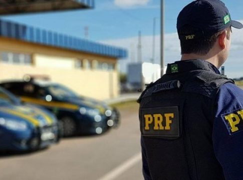 Caminhoneiro foge da PRF e abandona filho com mais de 2 toneladas de maconha