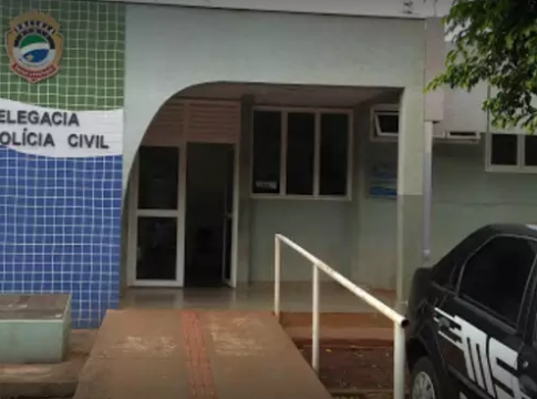 Homem é executado em chácara por atirador em carro preto