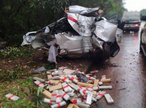 Fugindo motorista de Naviraí bate o carro e é preso pela polícia com droga