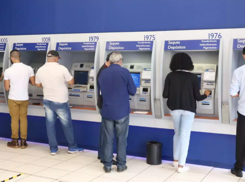 Auxílio emergencial é pago para último grupo do Bolsa Família