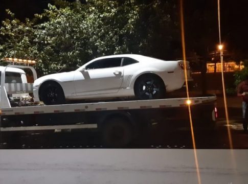 Flagrado em manobra perigosa, motorista de Camaro foge e se esconde em conveniência