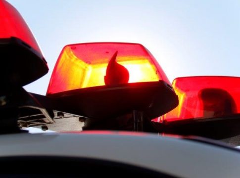 Mulher é agredida ao flagrar namorado assediando a filha dela no quarto