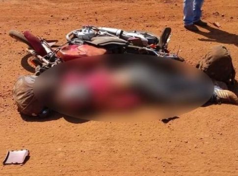 Motociclista é atropelado por carreta e morre no local do acidente