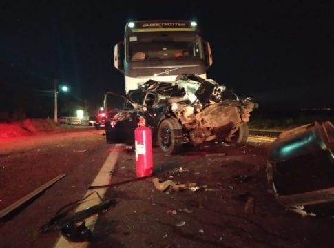 Carro fica destruído após motorista tentar ultrapassagem entre caminhões na BR-163