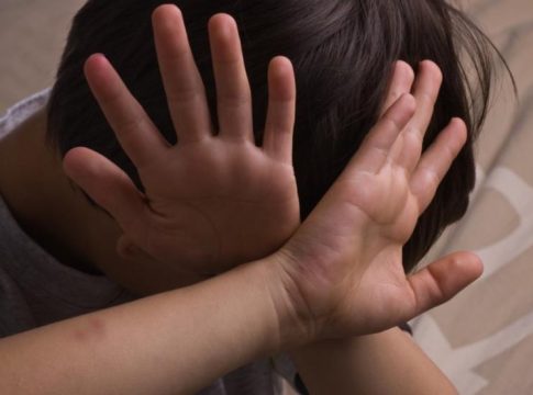 Em MS, marido denuncia esposa por espancar filhos e fazer dormirem no quintal