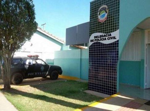 Filha vai à polícia denunciar padrasto por manter mãe em cárcere