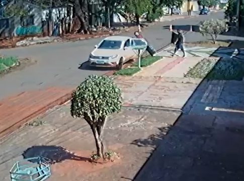 ladrões arrombam portão e fazem a ‘limpa’ em casa no Caiçara