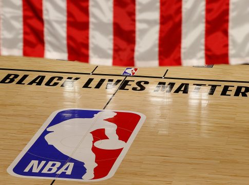 NBA tem mais um dia de jogos de playoff adiados após morte de negro nos EUA