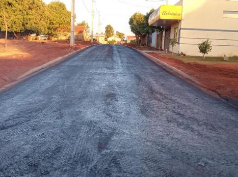 Rua e travessas no Universitária foram ‘pintadas’ e asfalto chega na próxima semana