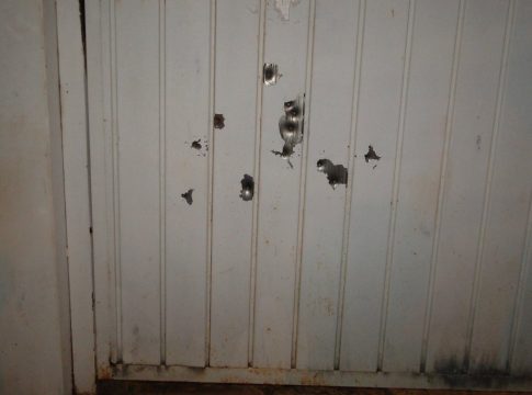 Durante a madrugada, casa de agente penitenciário é alvejada por mais de 30 tiros