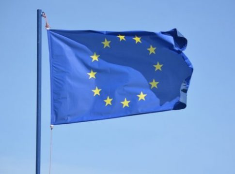 UE prevê vacinação inicial contra covid-19 para 40% da população