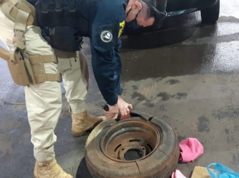 PRF encontra 3 quilos de cocaína em estepe de automóvel em Guaíra