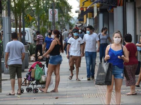Auxílio emergencial atende seis vezes mais pessoas do que o Bolsa Família
