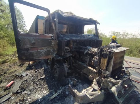 Incêndio destrói caminhão na BR-163 entre Mercedes e Bela Vista