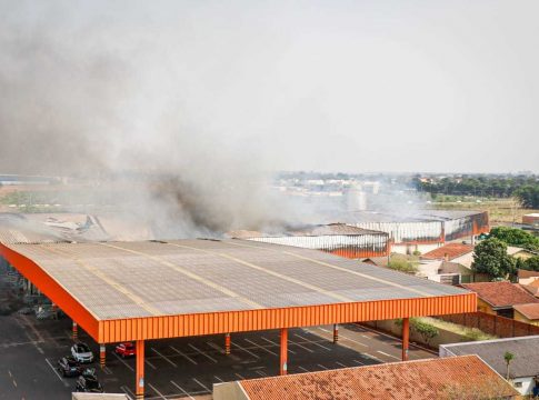 Risco de desmoronamento tira bombeiros de dentro do Atacadão