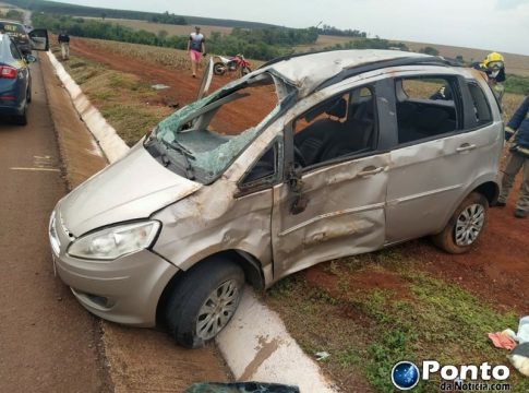 Carro capota diversas vezes entre Guaíra e Mercedes e mulher resulta com fratura