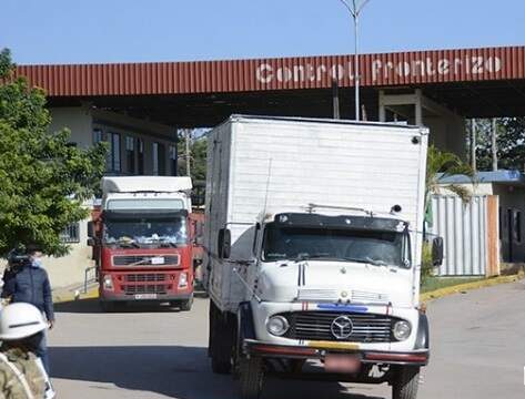 Após 48h, bloqueio é suspenso e caminhões voltam a cruzar a fronteira