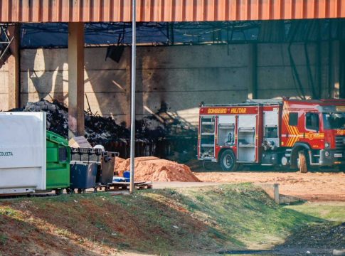Após 900 mil litros de água em incêndio, escavadeira entra para tirar entulho