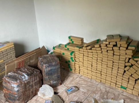 Igreja escondia depósito de maconha nos fundos, com droga guardada até na geladeira
