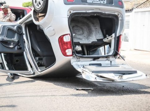 Câmera flagra momento em que padre de 81 anos capota carro em Campo Grande