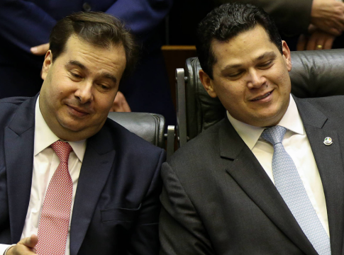 Deputados querem cortar benefícios de juízes, procuradores e promotores