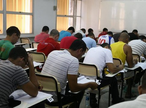 MS tem cinco concursos abertos com quase 600 vagas e salários chegam a R$ 12,4 mil
