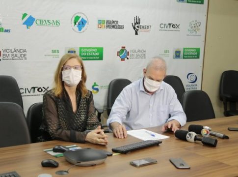 Testes começam em servidores e MS pode ter vacina contra coronavírus em janeiro