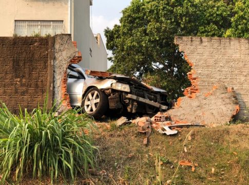 Em fuga, foragido colide contra muro de colégio em Guaíra e polícia apreende pistola