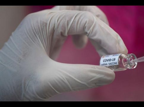 Johnson interrompe estudo de vacina contra Covid-19 que seria testada em MS