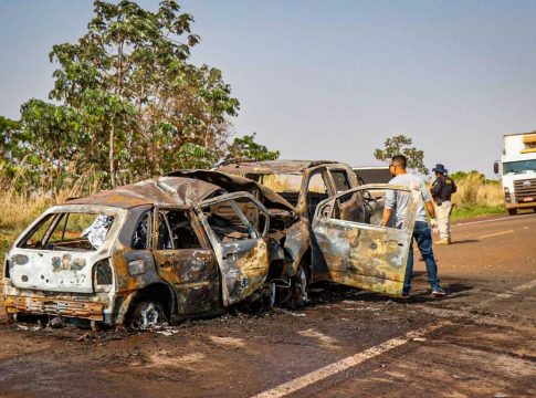 Motorista morreu carbonizado em acidente entre S10 e carro na BR-060