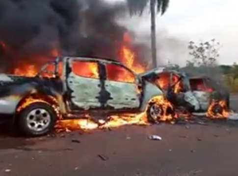 Carros colidem de frente e pegam fogo na BR-060